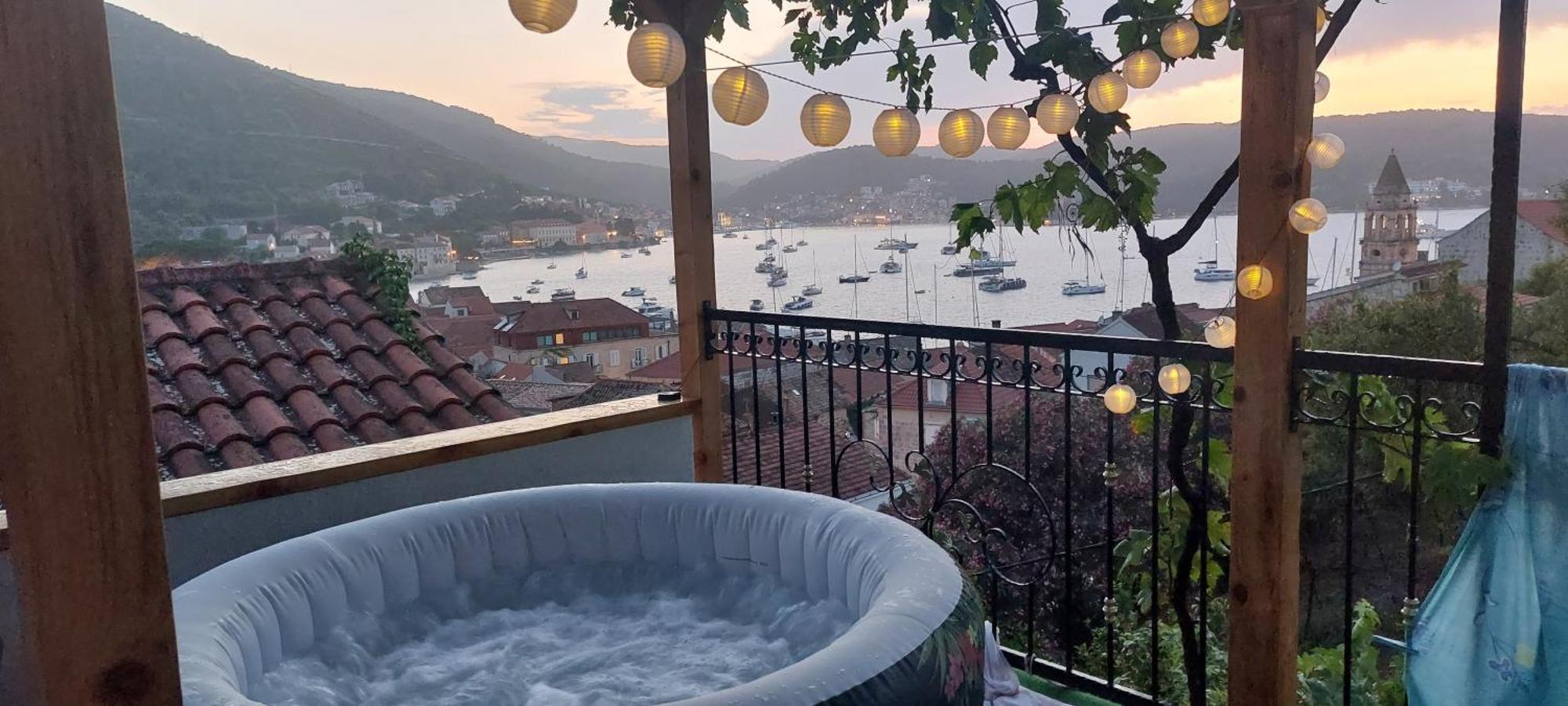 Panoramic View With Jacuzzi Apartment Вис Екстериор снимка